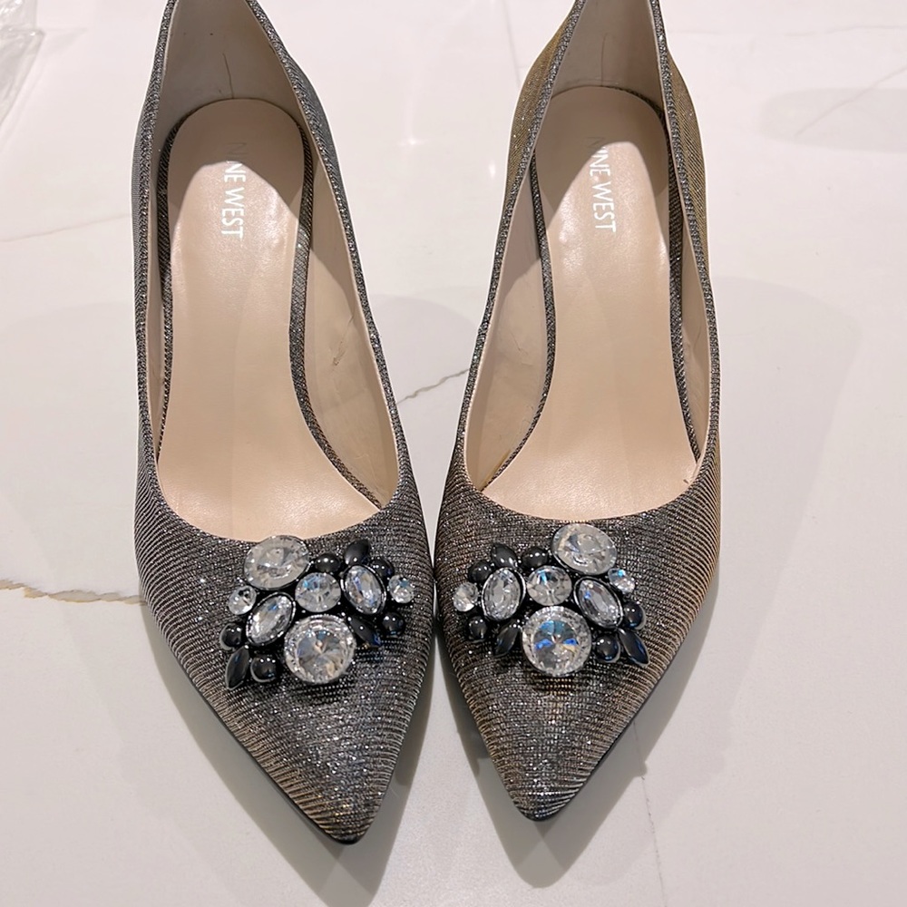NINE WEST GLITTERING PUMP W/CRYSTALS